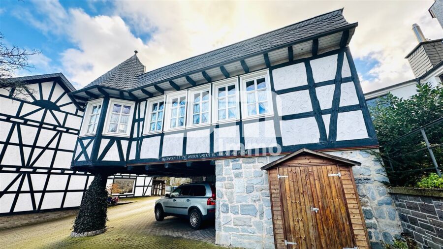 Hochwertiges effizientes Restaurant, Bar und große Wohnung mit Ausbaupotential und Terrasse - Frontansicht